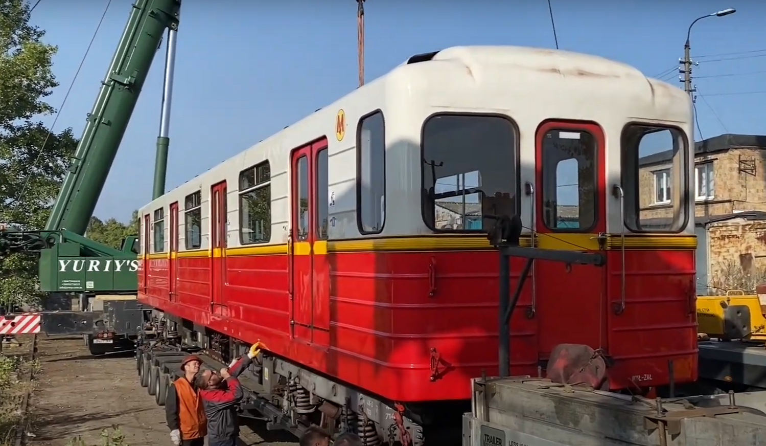 До Києва прибула восьма партія вагонів варшавського метро: фото, відео