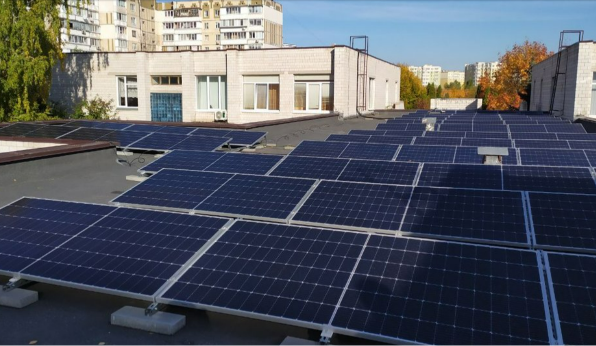 У Вишнівській міській лікарні на Київщині встановили сонячні панелі: фото