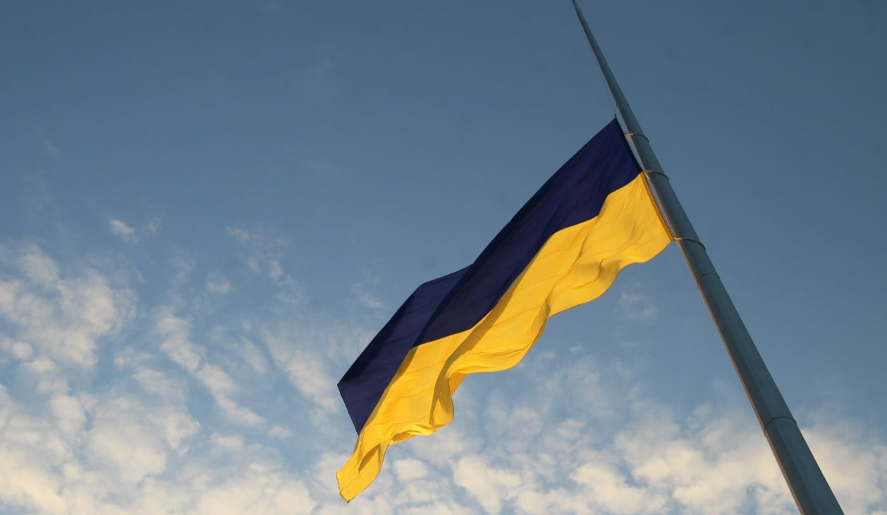 Чому сьогодні приспустили головний прапор України в Києві.
