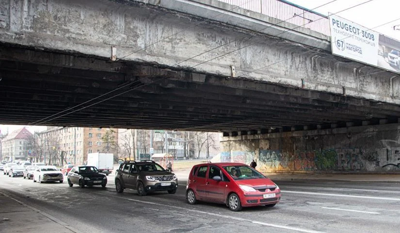 У Києві тимчасово перекриють проїзд під Дегтярівським мостом: схема 