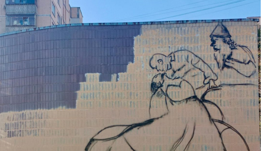 Художниця Євгенія Фуллен почала малювати заборонений мурал на унікальній модерністській будівлі архітектора Едуарда Більського.