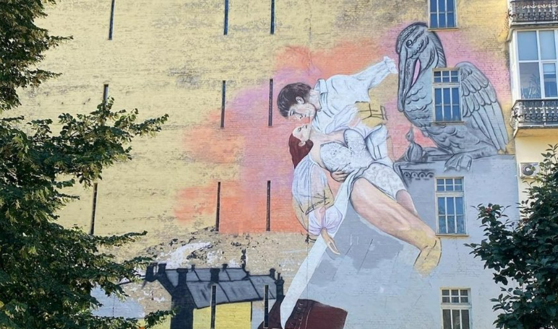 Художниця Євгенія Фуллен почала малювати у Києві заборонений мурал на унікальній модерністській будівлі архітектора Едуарда Більського.