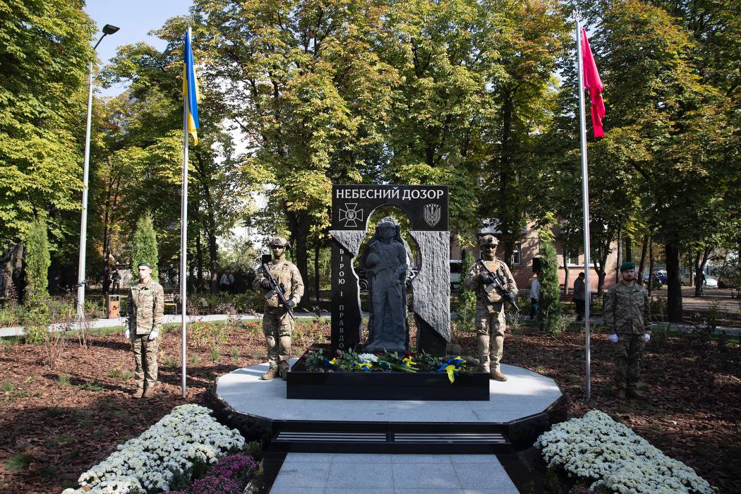 У Дарницькому районі Києва відкрили меморіальну скульптуру “Небесний дозор” на честь загиблих прикордонників: фото