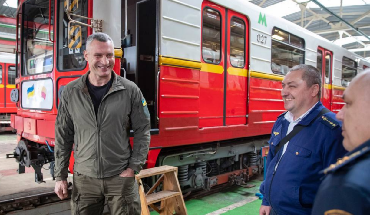 У метро Києва з'явився третій червоно-білий вагон з Варшави: фото