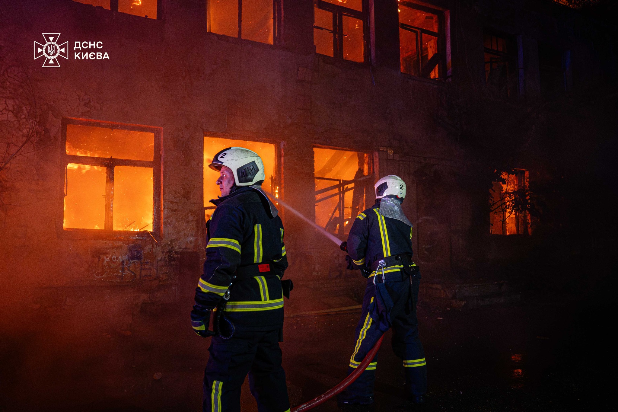 На вулиці Дмитрівській у Шевченківському районі Києва горіла історична будівля: фото та подробиці