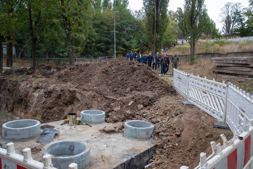 У Шевченківському районі триває реконструкція тепломережі, що забезпечує гарячим водопостачанням частину мікрорайону на Сирці: фото