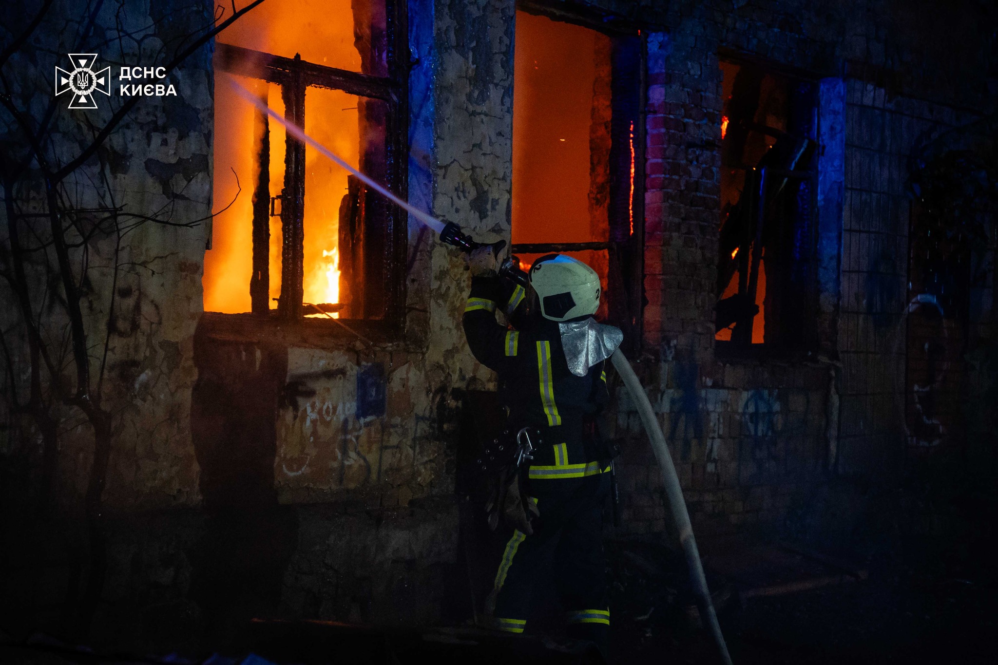 На вулиці Дмитрівській у Шевченківському районі Києва горіла історична будівля: фото та подробиці