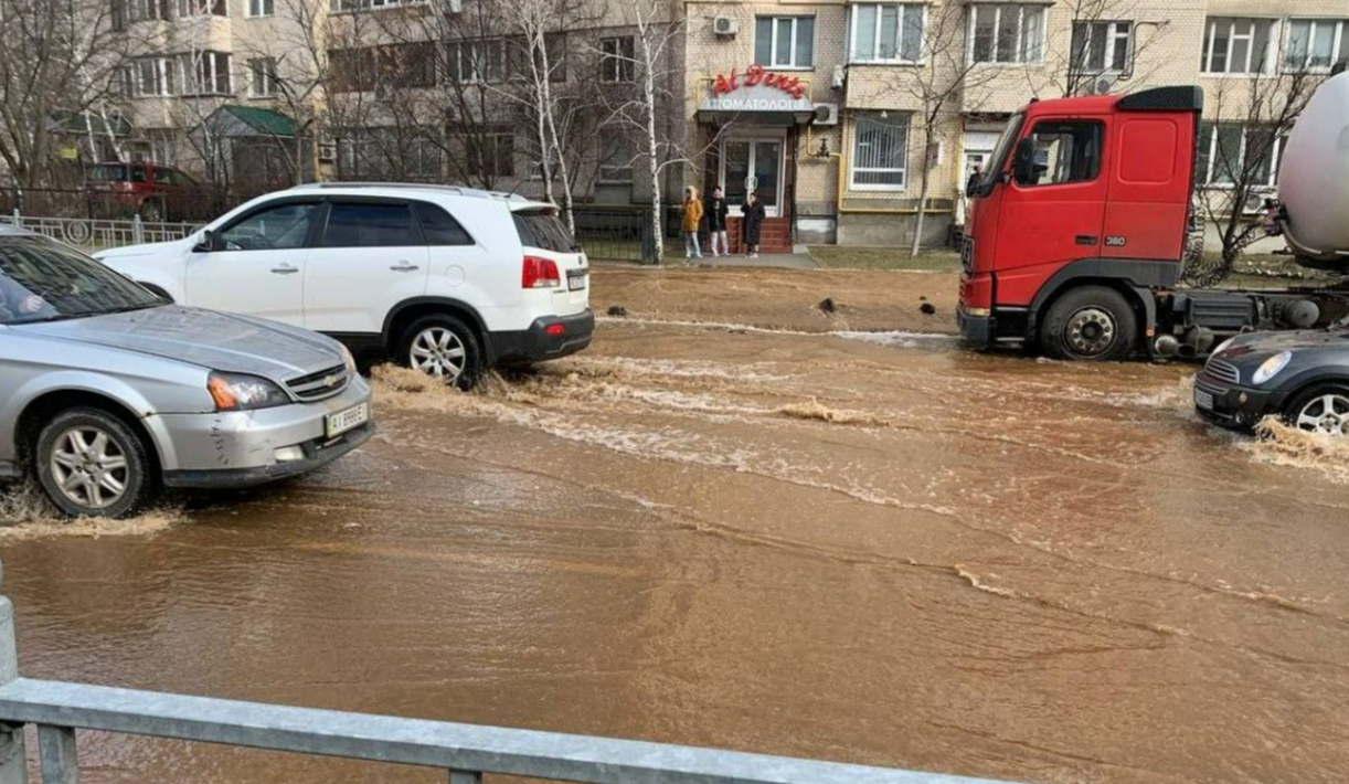 У Києві усувають наслідки зливи: в чотирьох районах підтопило вулиці