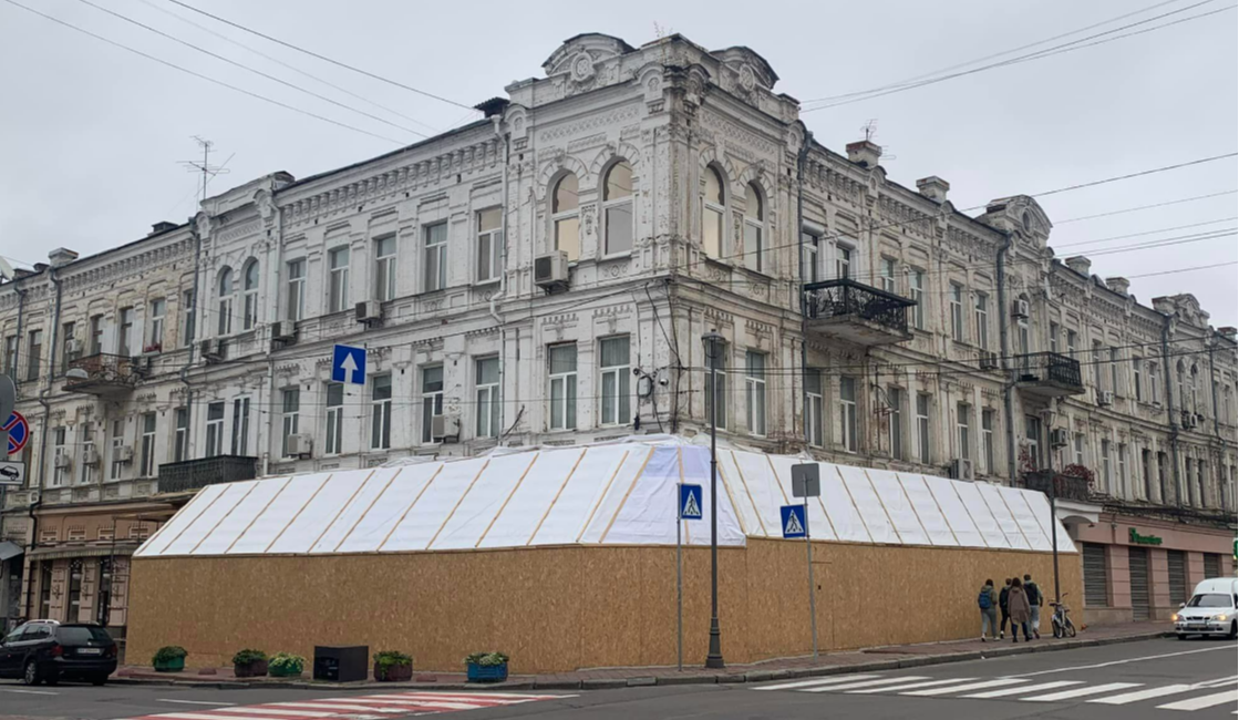 У Києві до історичного будинку на вулиці Сагайдачного прибудували незаконне приміщення