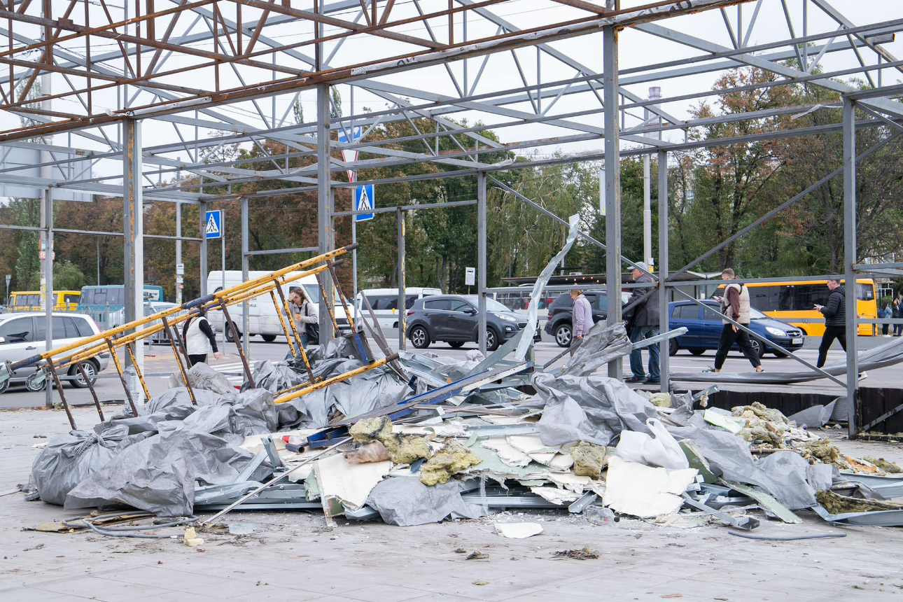 Біля метро Академмістечко та Нивки утворилось сміттєзвалище: фото