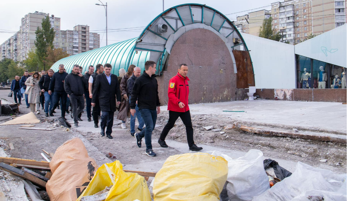 Коли біля метро Академмістечко відновлять асфальт та приберуть сміття