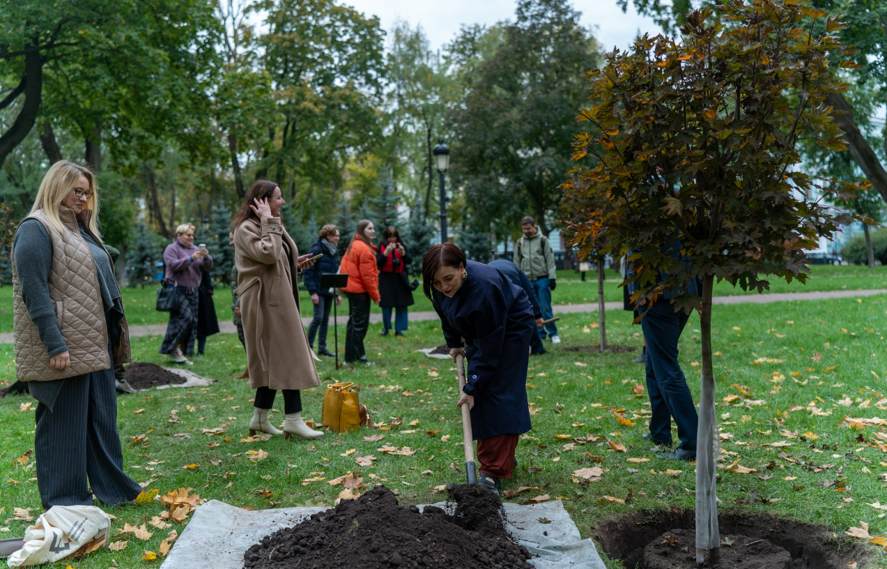 У Маріїнському парку висадили клени у пам'ять про полеглих героїв