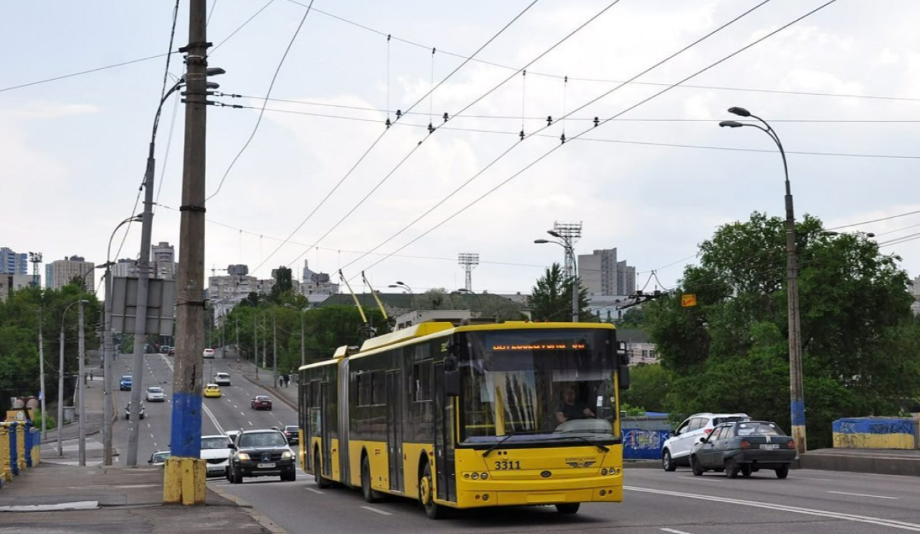 На Повітрофлотському шляхопроводі заборонили рух тролейбусів-гармошок: причина