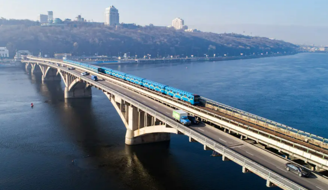 У Києві обмежать рух на мосту Метро: дата, причина та схема проїзду