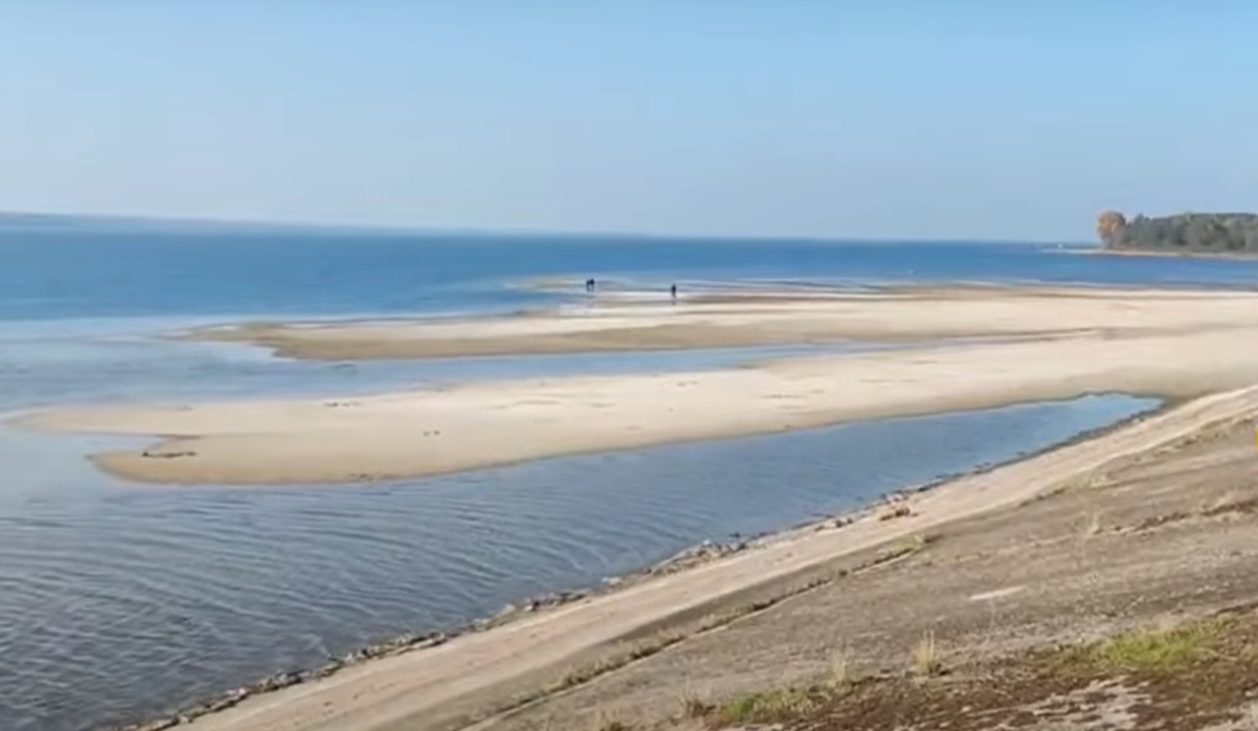 Дивись, як обміліло Київське водосховище або Київське море в жовтні