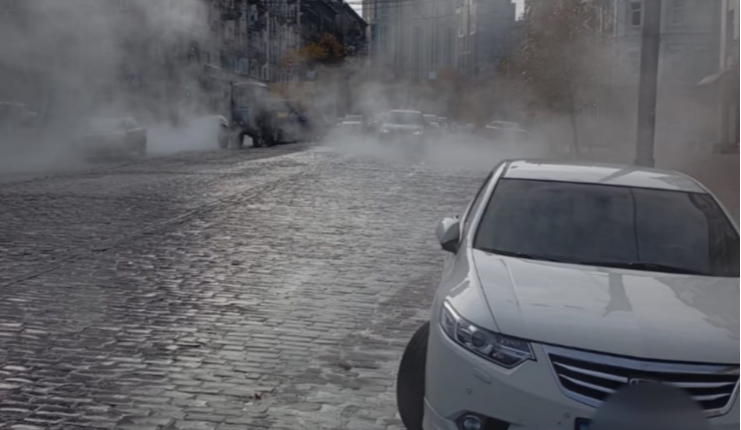 Сьогодні, 29 жовтня, у Києві на перехресті вулиць Ділової та Великої Васильківської стався потоп через прорив водопроводу, комунальники перекрили дорогу