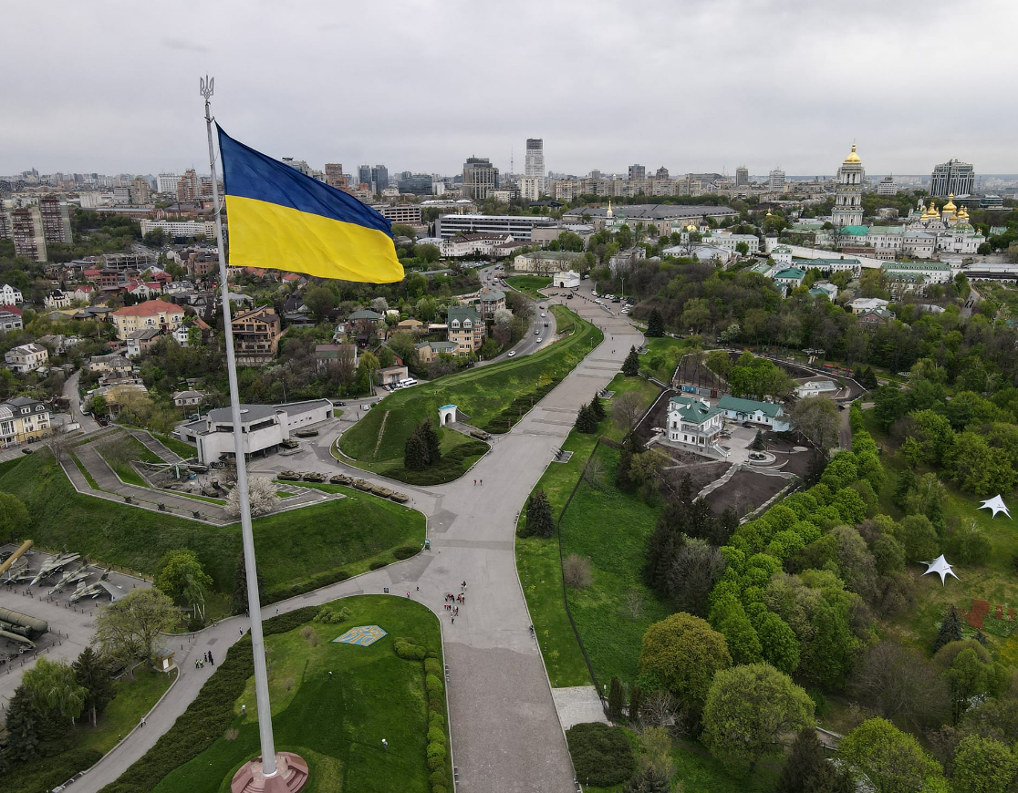 Чому у Києві приспустили головний прапор України: причина