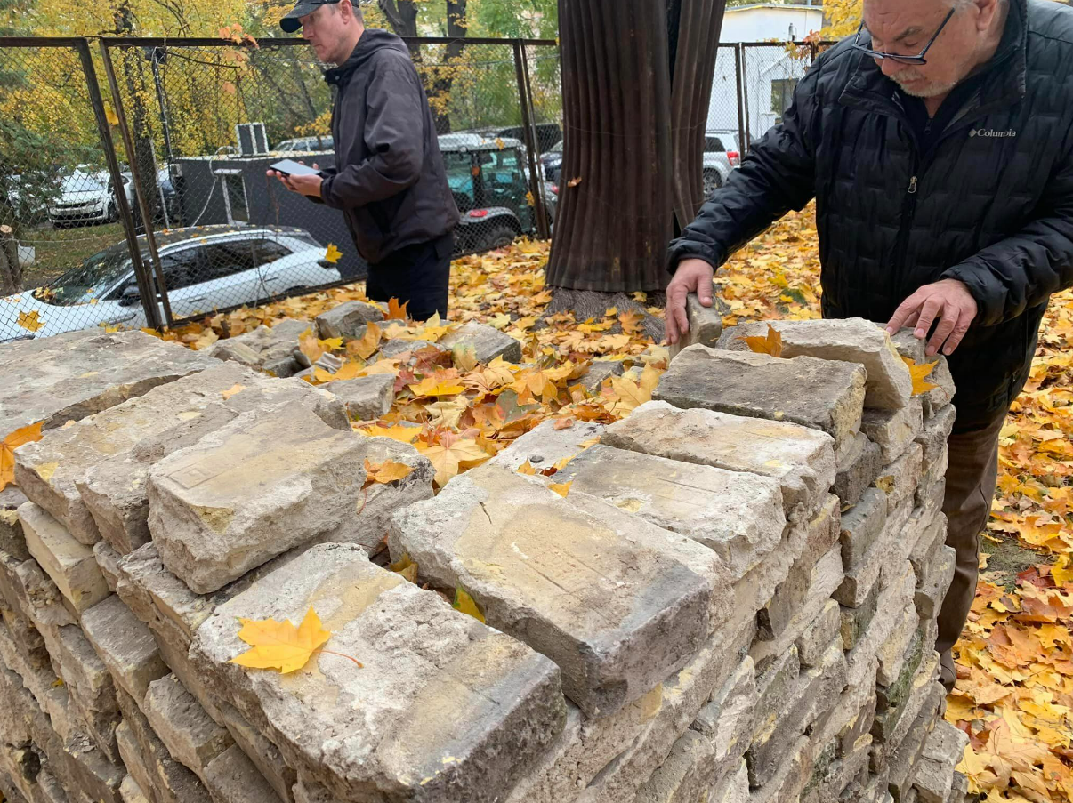 У Києві в сквері на Чеховському провулку розібрали історичну стіну з жовтої цегли: що відомо