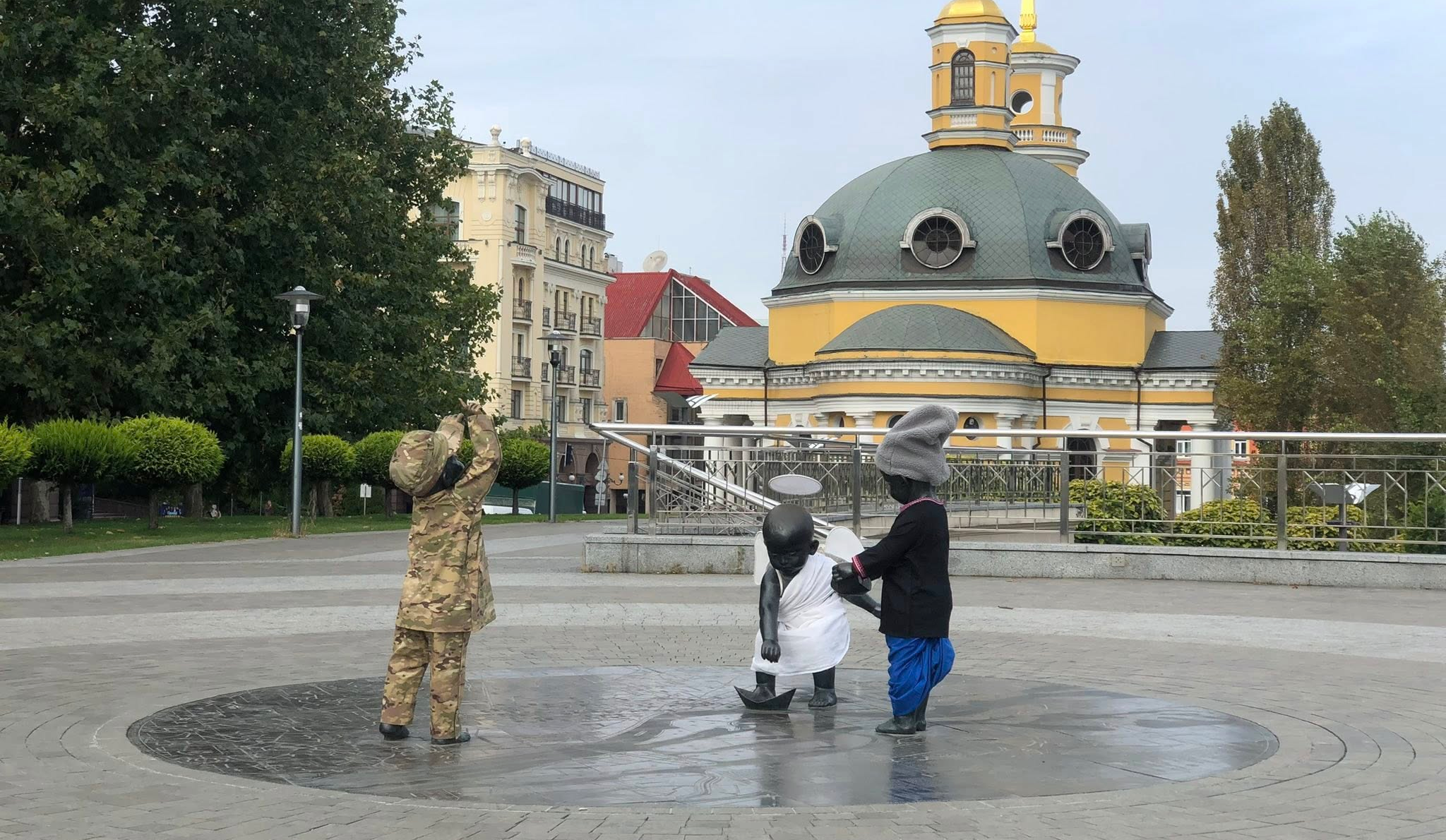 Скульптури малюків-засновників Києва нарядили до Дня захисників та свята Покрови