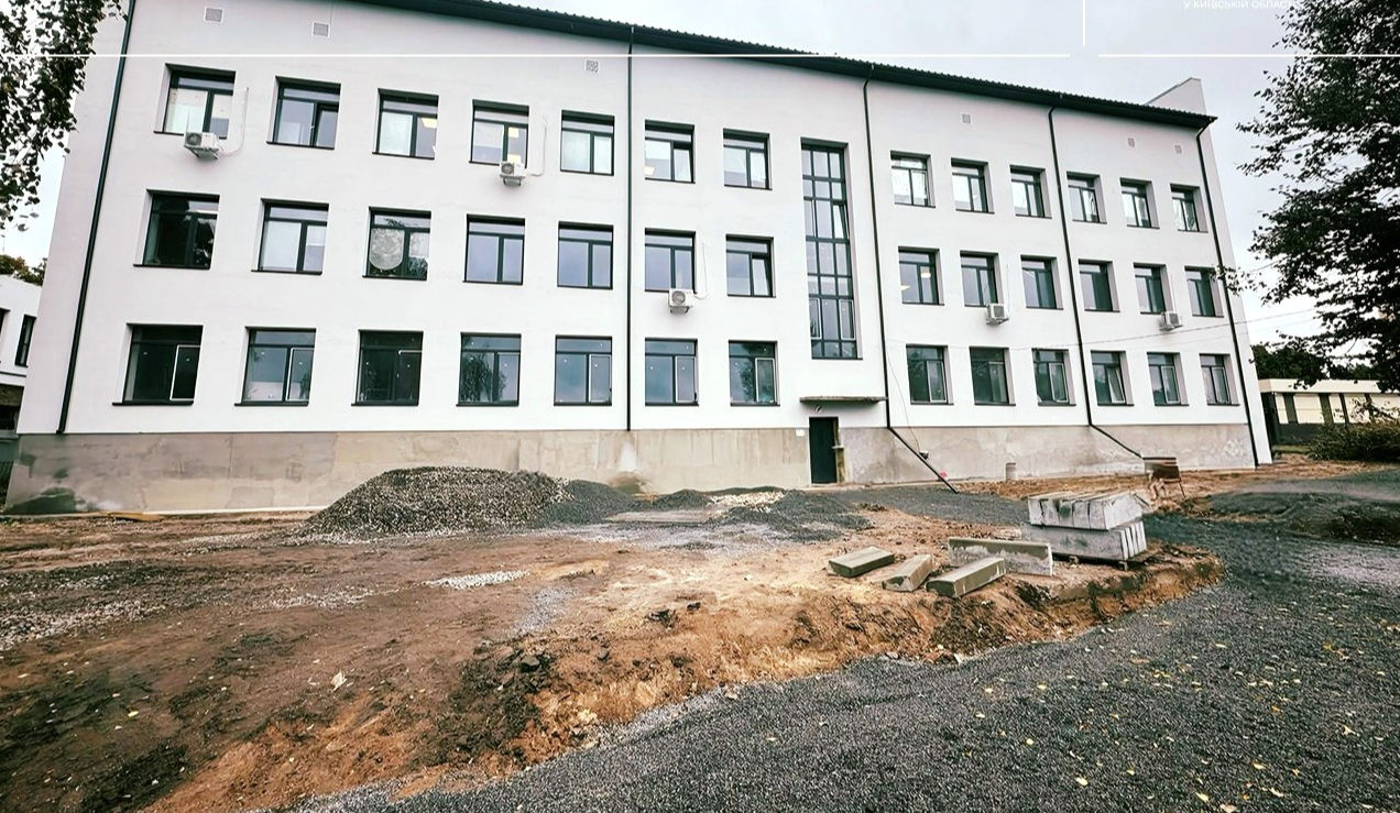 У Бородянці відновлюють будівлю селищної ради: що вже зробили