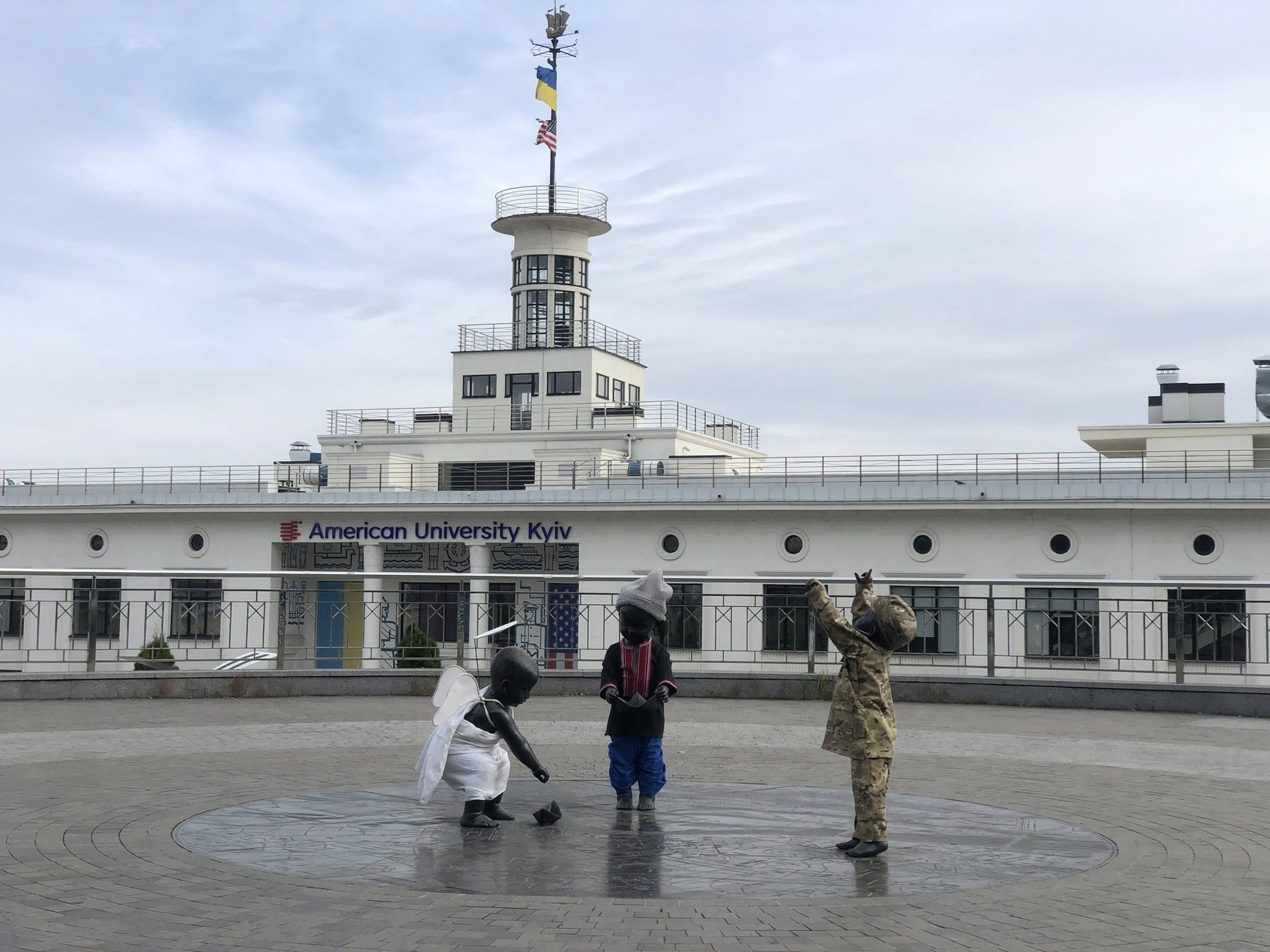 Скульптури малюків-засновників Києва нарядили до Дня захисників та свята Покрови