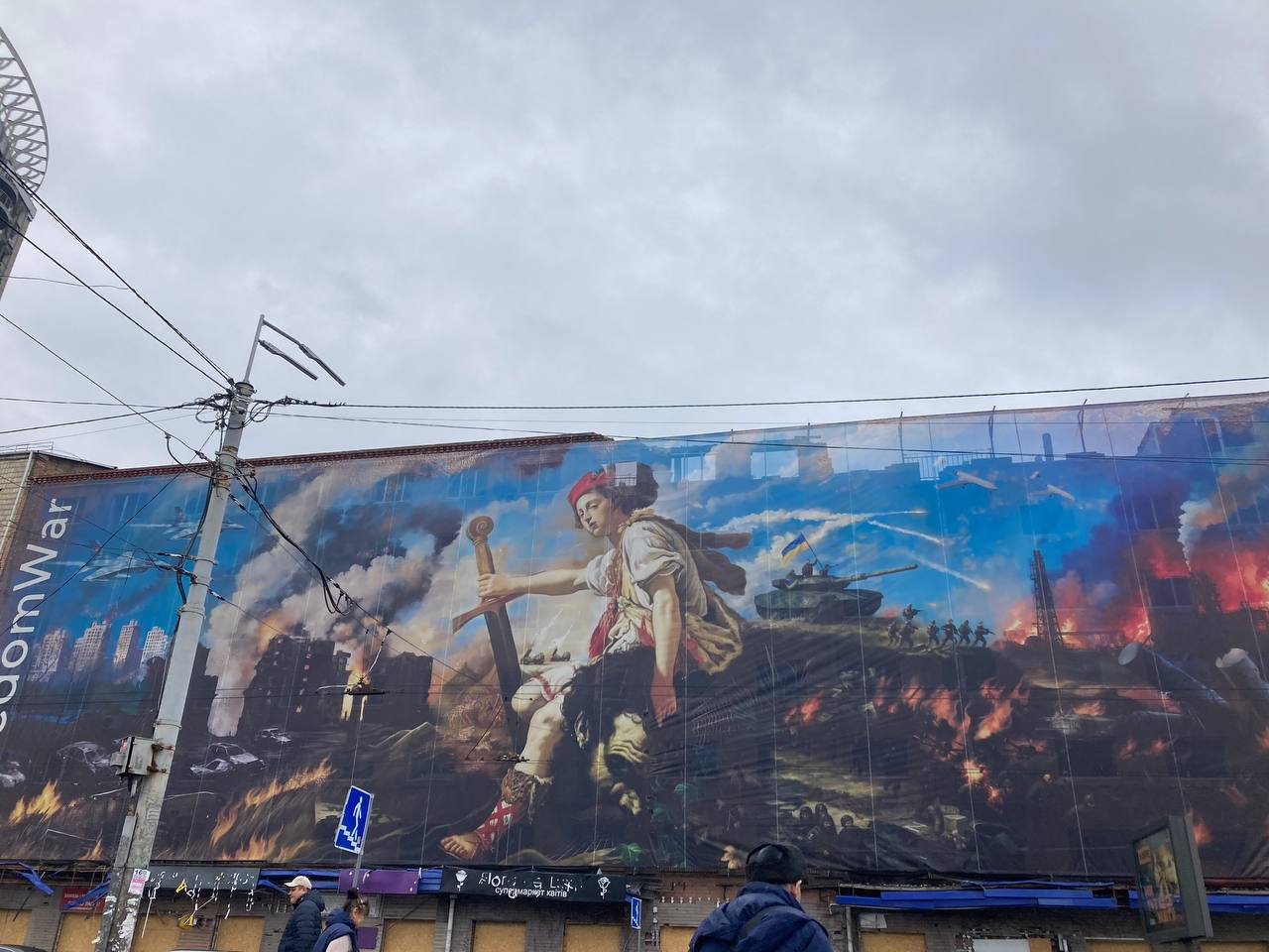 Пошкоджену обстрілами будівлю заводу "Артем" на Лук’янівці в Києві закрили полотном: фото