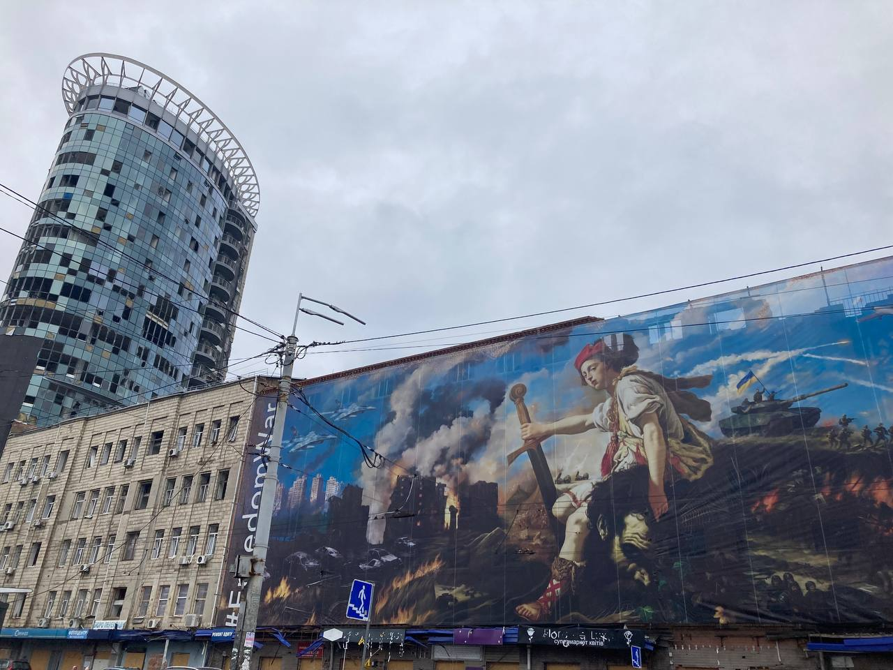 Пошкоджену обстрілами будівлю заводу "Артем" на Лук’янівці в Києві закрили полотном: фото
