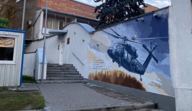 У центрі Києва з’явився мурал з гелікоптером, який передали ГУР громадяни Чехії
