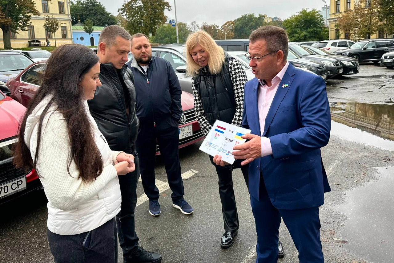 Біля Міністерства закордонних справ України висадили цибулини тюльпанів, які Києву передали Нідерланди