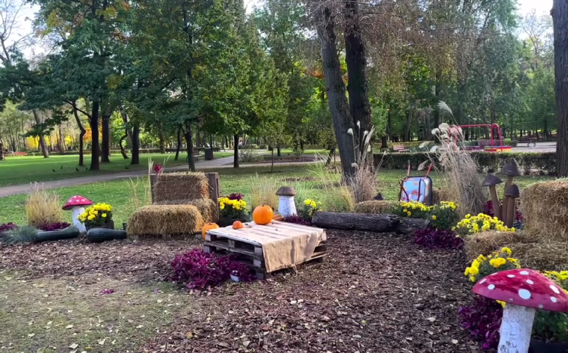 У парку "Наталка" на Оболоні з'явилася велика осіння фотозона