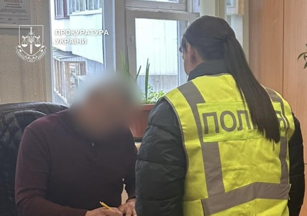 На Подолі в Києві закупили неякісні антипаркувальні стовпчики на 1,5 млн грн — прокуратура