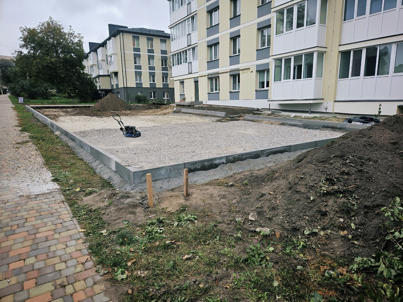 У Бучі на Київщині завершують відбудову багатоповерхівки, пошкодженої на початку війни: деталі
