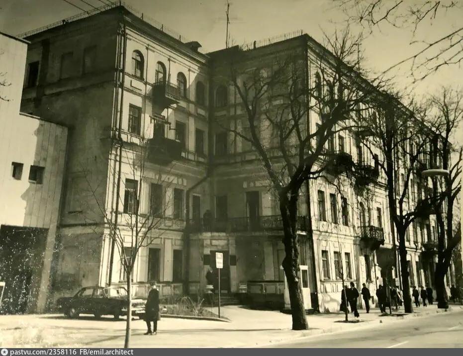 Руйнування історичної будівлі в центрі Києва намагалися приховати фасадною завісою