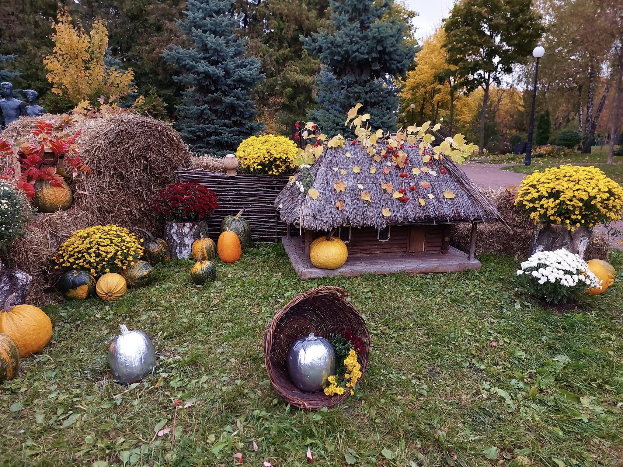 В парку "Відрадний" у Києві облаштували осінню фотозону з українськими мотивами
