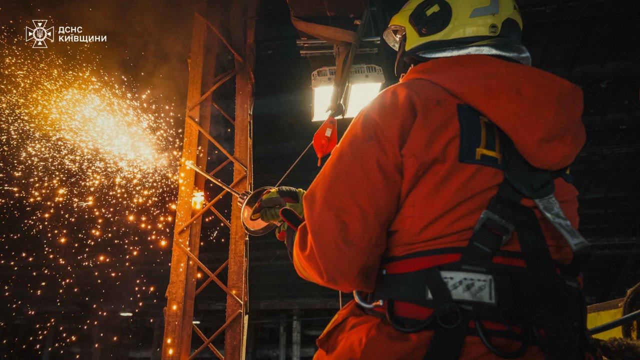 Рятувальники-верхолази ліквідовують наслідки російських обстрілів на Київщині: фото