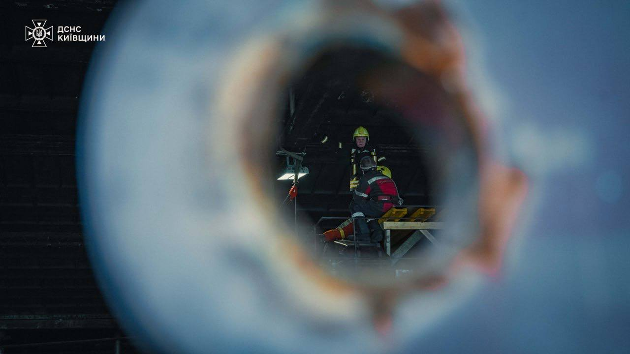 Рятувальники-верхолази ліквідовують наслідки російських обстрілів на Київщині: фото