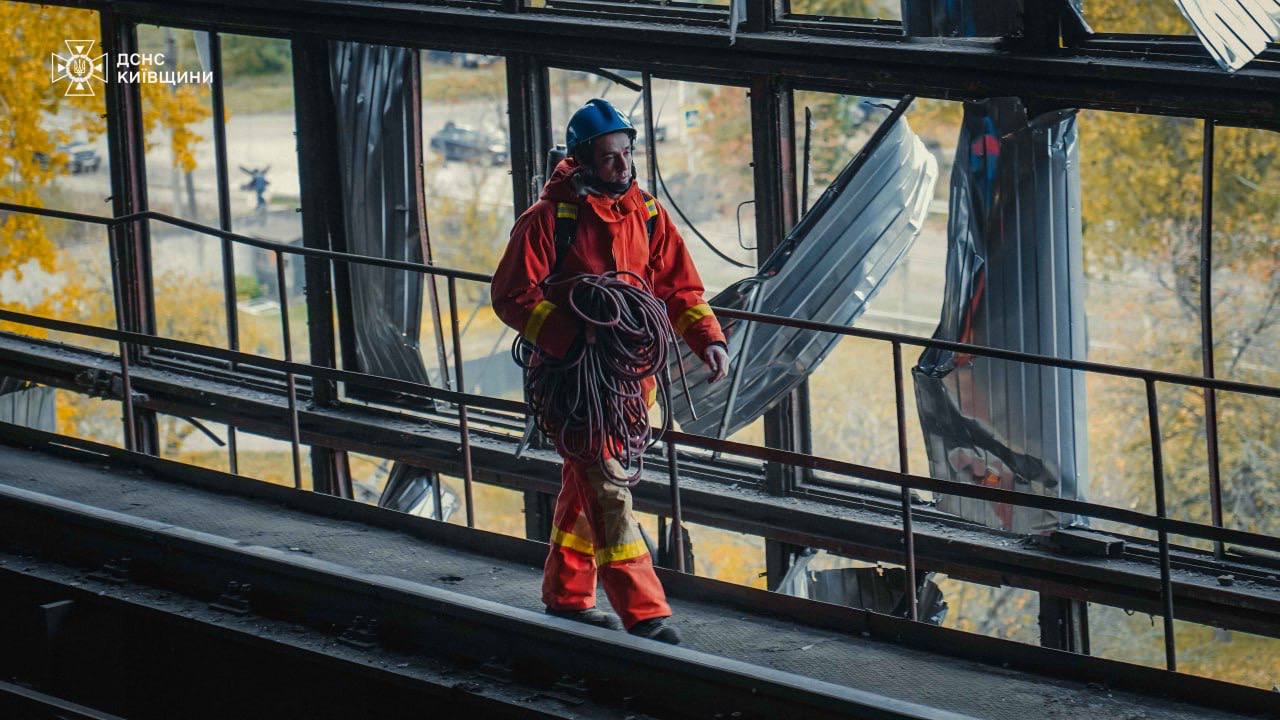 Рятувальники-верхолази ліквідовують наслідки російських обстрілів на Київщині: фото