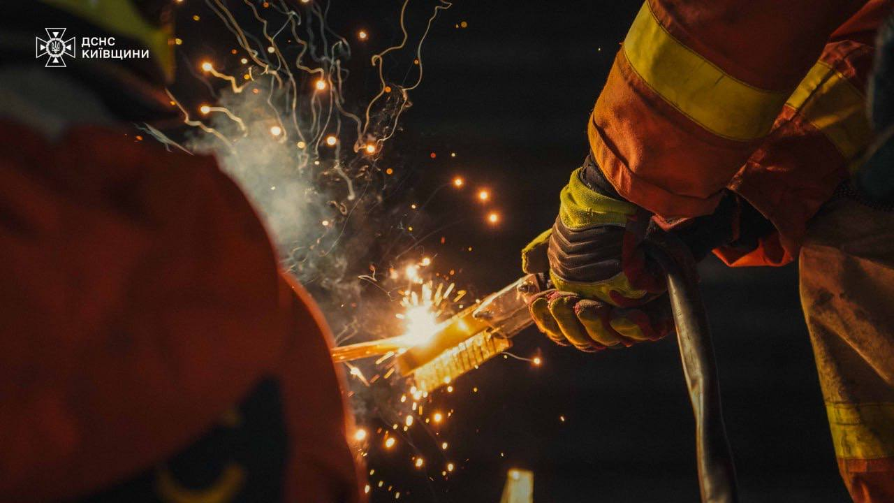 Рятувальники-верхолази ліквідовують наслідки російських обстрілів на Київщині: фото