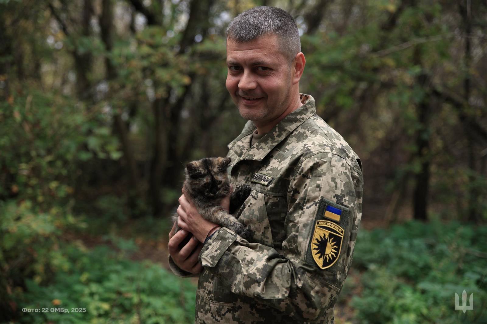 Генштаб ЗСУ показав військових із врятованими тваринами на фронті