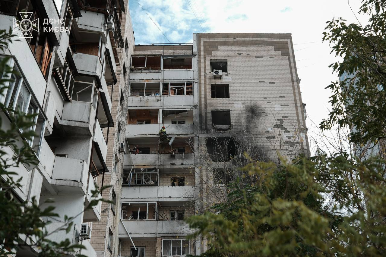 Фото: ДСНС Києва У Деснянському районі Києва завершили ліквідацію наслідків нічної дронової атаки: фото