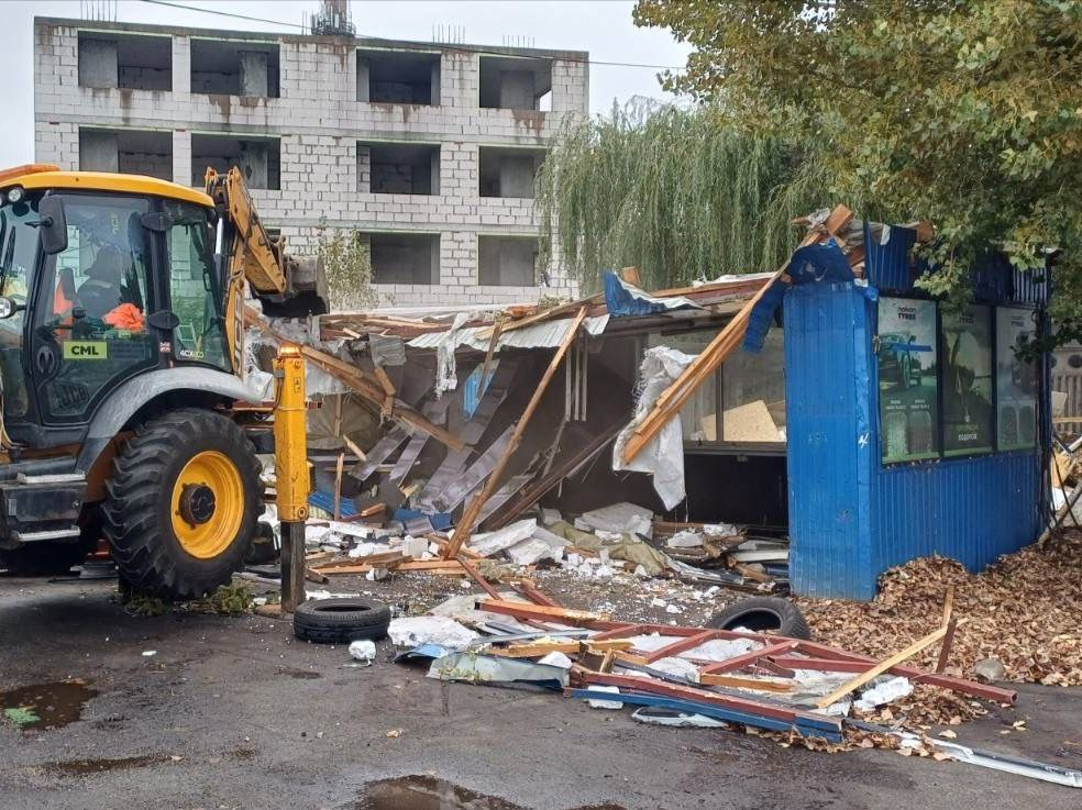 Фото: "Київблагоустрій" У Подільському районі Києва завершують демонтаж незаконних МАФів: деталі