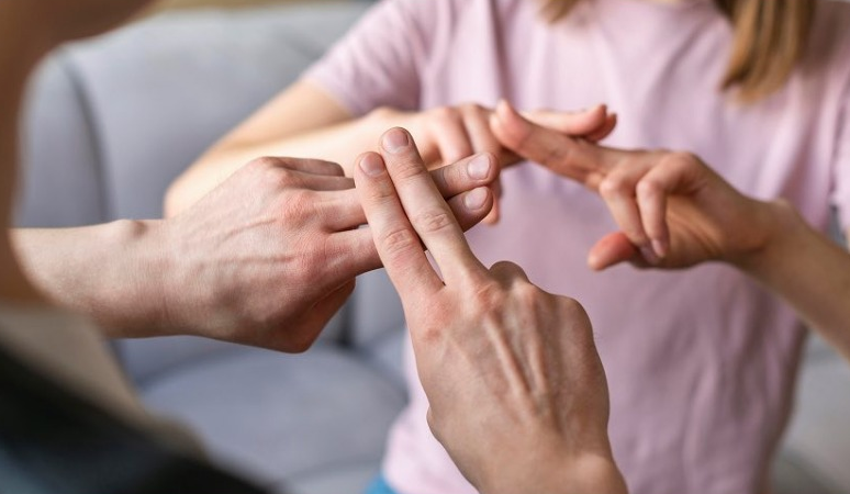 "Наймасовіше написання диктанту з перекладом жестовою мовою": новий рекорд у Києві