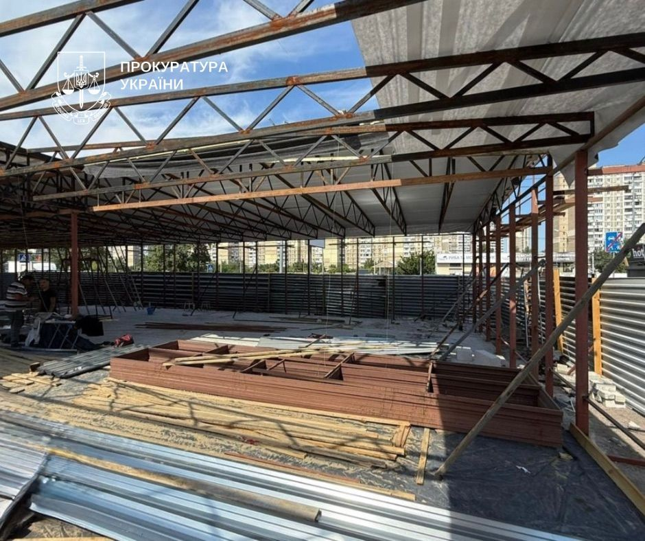 Фото: Київська міська прокуратура У Києві судитимуть підприємця за незаконний торговий павільйон на комунальній землі