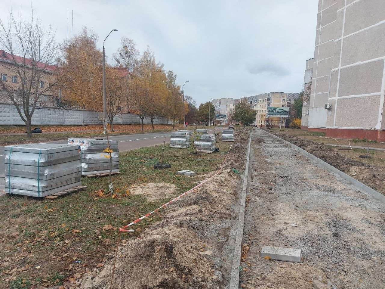 Фото: Славутицька міська рада У Славутичі на Київщині розпочали облаштування безбар'єрного маршруту: фото