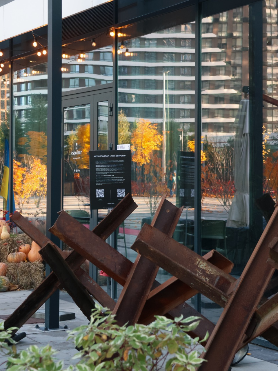 Замість гарбузових ліхтарів — протитанкові їжаки: благодійна арт-інсталяція у Києві