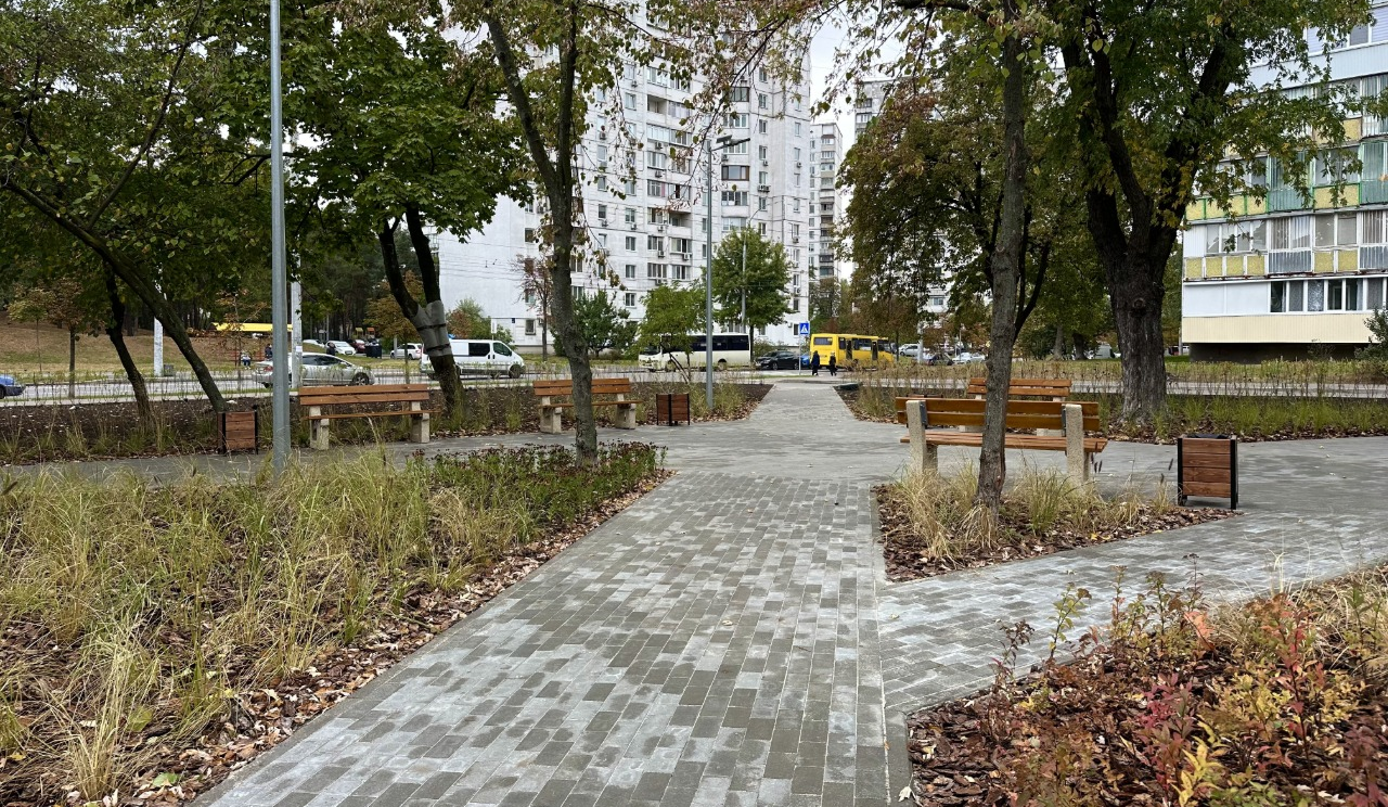 Як виглядає новий мінісквер на вулиці Мілютенка у Деснянському районі: відео