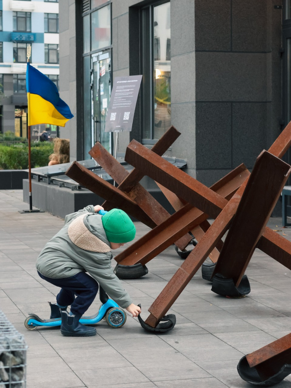 Замість гарбузових ліхтарів — протитанкові їжаки: благодійна арт-інсталяція у Києві