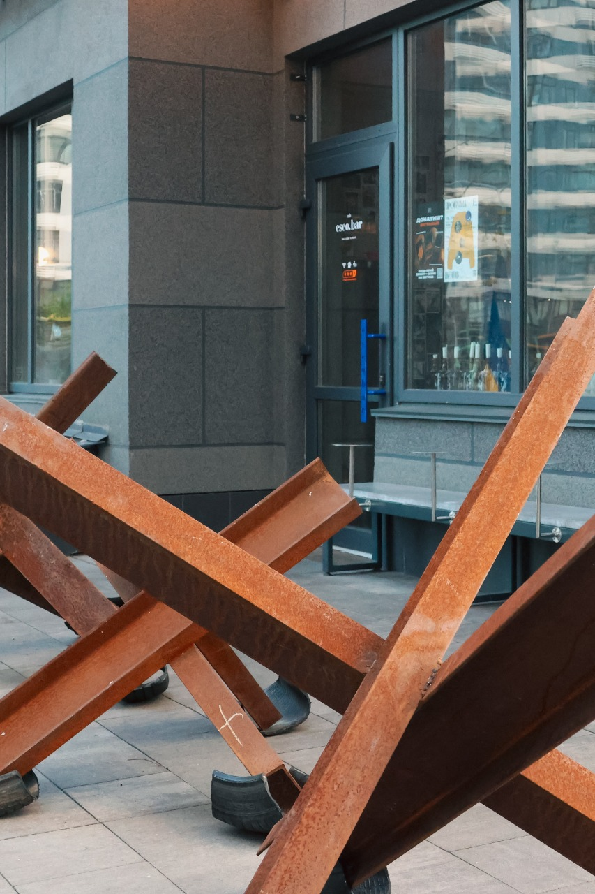 Замість гарбузових ліхтарів — протитанкові їжаки: благодійна арт-інсталяція у Києві