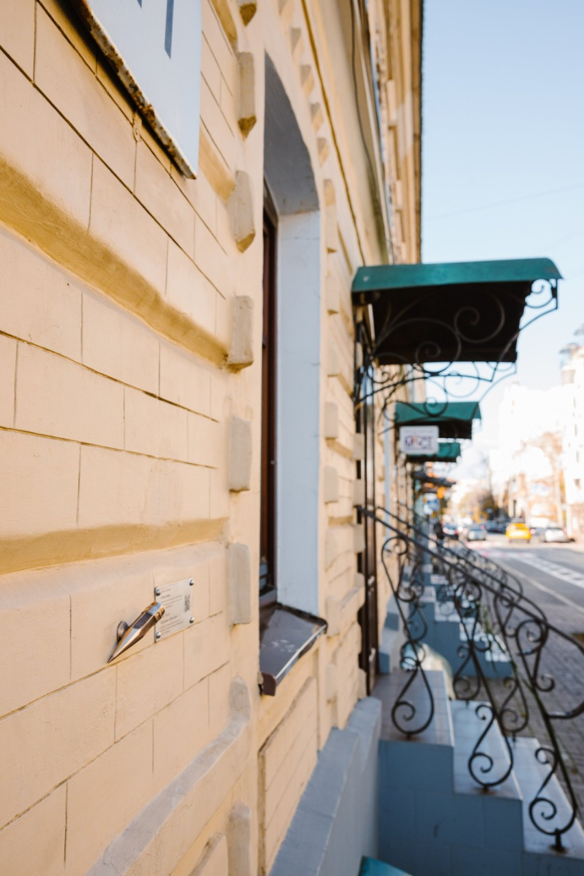 Фото: проєкт "Шукай!" На Подолі у Києві з'явилася нова мініскульптура проєкту "Шукай!": фото