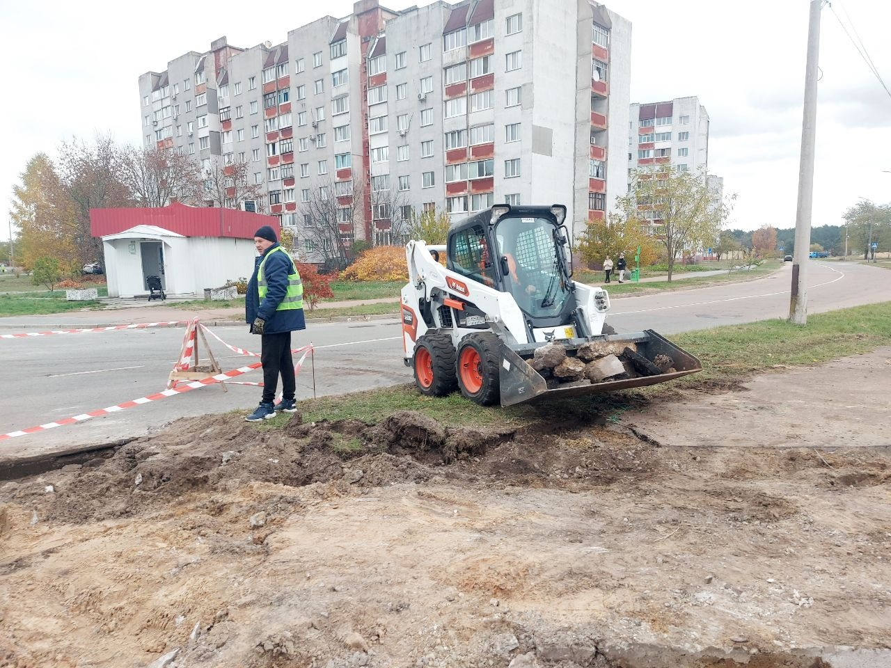Фото: Славутицька міська рада У Славутичі на Київщині розпочали облаштування безбар'єрного маршруту: фото